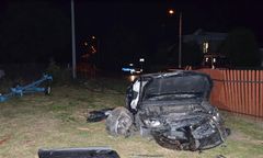 Zjechał z drogi i wbił się w ogrodzenie. 24-latek w ciężkim stanie