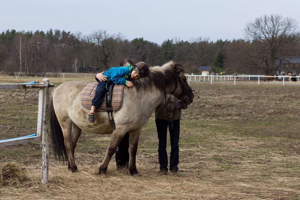 Kontakt z końmi jest zbawienny dla nieuleczalnie chorych dzieci