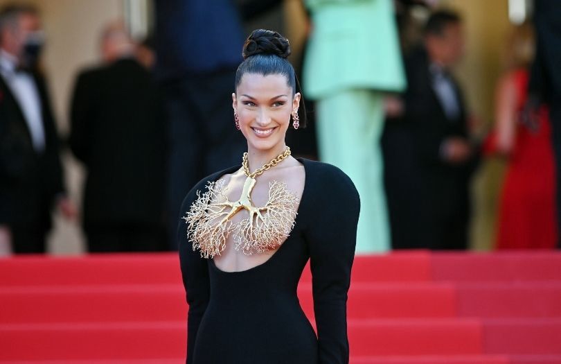 Bella Hadid paraduje po czerwonym dywanie w Cannes w naszyjniku imitującym płuca