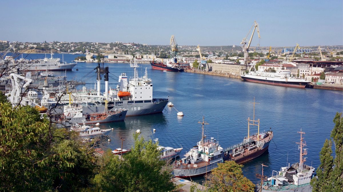 Port w Sewastopolu na Krymie, zdjęcie z 2012 roku, zanim jeszcze trafił w ręce Rosjan. z Krymu mają wypływać statki eksportujące zrabowane ukraińskie zboże 