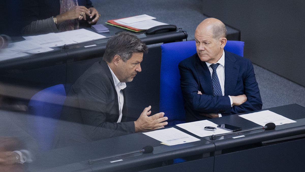 BERLIN, GERMANY - JUNE 03: (R-L) Federal Chancellor Olaf Scholz (SPD) and Robert Habeck, German Minister for Economy and Climate Protection and Vice Chancellor, are pictured during the meeting of the German Bundestag on June 03, 2022 in Berlin, Germany. (Photo by Florian Gaertner/Photothek via Getty Images)