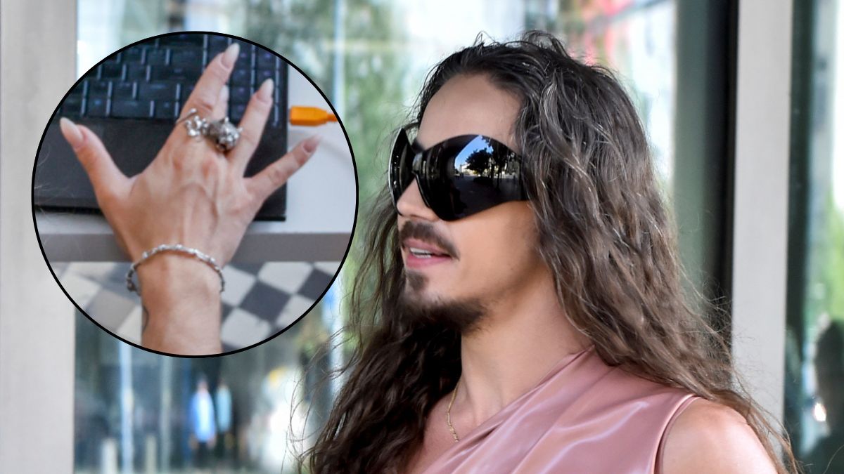 Michał Szpak zwraca uwagę swoimi długimi paznokciami