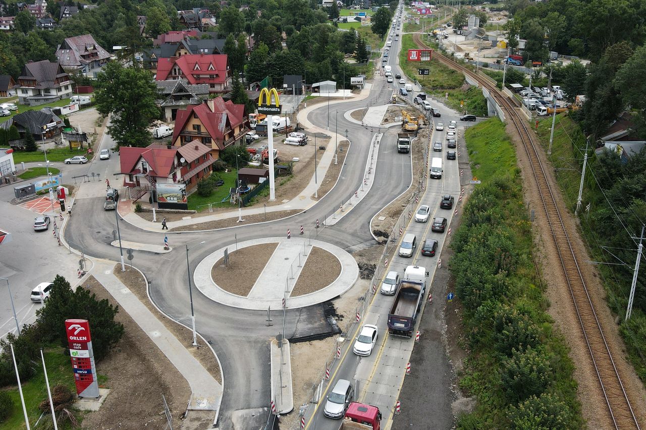 Zakopane, 05.08.2024. Utrudnienia na wjeździe do Zakopanego, 5 bm. Powstają dwa nowe ronda w ciągu drogi krajowej nr 47. 