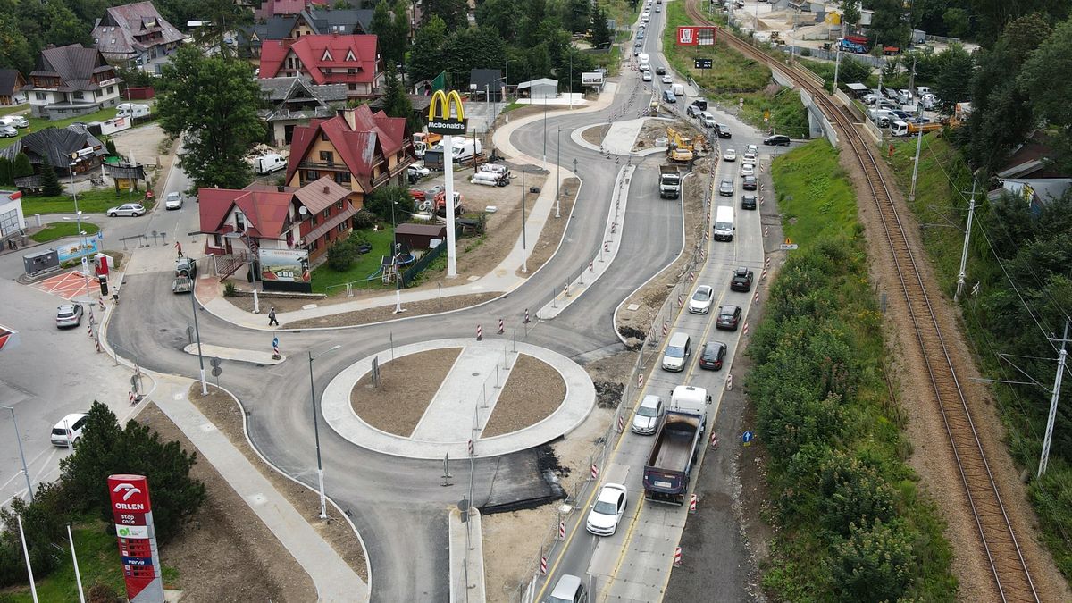 Zakopane, 05.08.2024. Utrudnienia na wjeździe do Zakopanego, 5 bm. Powstają dwa nowe ronda w ciągu drogi krajowej nr 47. Przez miesiąc jadący tzw. zakopianką od strony Krakowa nie będą mogli skręcić na Olczę. (aldg) PAP/Grzegorz Momot***Do tego materiału zdjęciowego dostępna jest również depesza w systemie CSI, pt.: Łódzkie/ Małopolskie/ Utrudnienia w ruchu na wjeździe do Zakopanego***