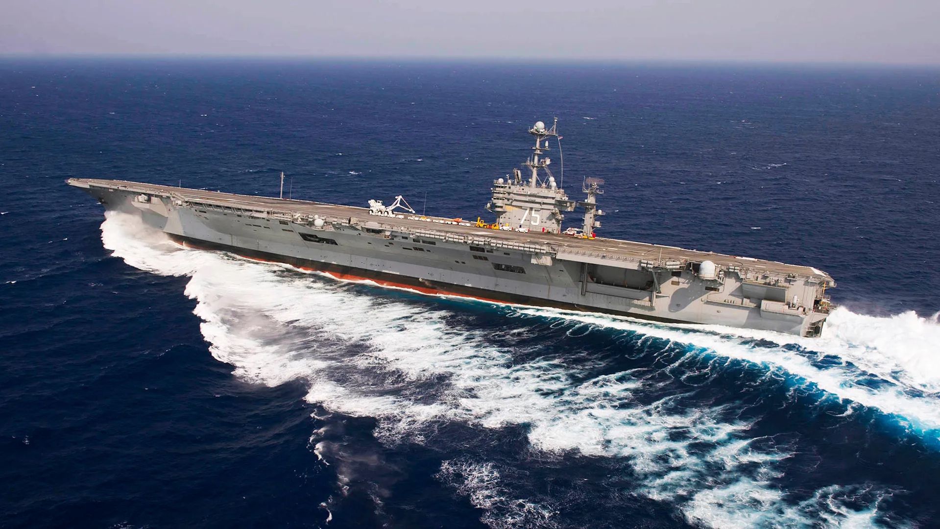 USS "Harry S. Truman" podczas zwrotu z dużą prędkością