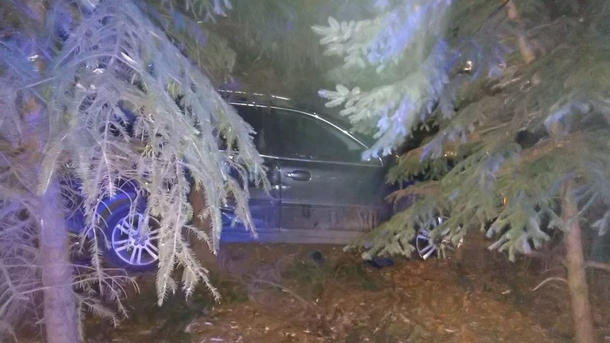 Volvo uderzyło w ogrodzenie kościoła przy ul. Diamentowej. Kierowca nie żyje