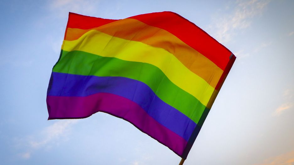 Warszawa. Jeden z mężczyzn opluł kobietę z tęczową flagą