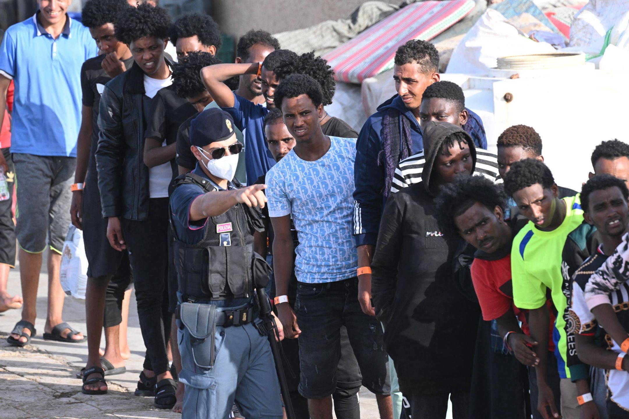 Rescued migrants are shown the direction for further registration procedures after arriving in the port of Lampedusa, 18 September 2023. More than 1,000 migrants remain in the hotspots of Lampedusa where they await transfer. Italian Deputy Premier and Foreign Minister Antonio Tajani on 15 September called for the intervention of the United Nations in response to the significant increase in the arrival of migrants and refugees by sea to Italy in recent days. EPA/CIRO FUSCO Dostawca: PAP/EPA.