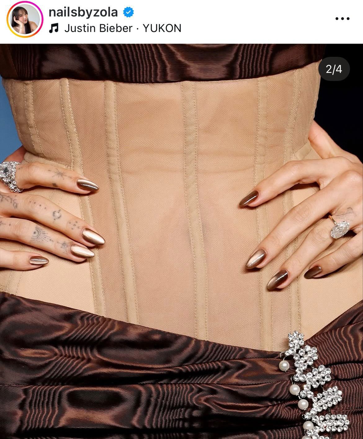 Hailey Bieber nosi modne paznokcie na jesień 