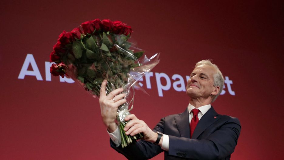 arch47Labor leader Jonas Gahr Store holds a bouquet of red roses after the results of the Labor Party's election event in Folkets Hus, in Oslo, during the 2021 Norwegian parliamentary elections. - Norway's left-wing opposition headed by Labour Party leader Jonas Gahr Store won Monday's general election after a campaign dominated by questions about the future of the key oil industry in Western Europe's largest producer. (Photo by Javad Parsa / NTB / AFP) / Norway OUTJAVAD PARSA