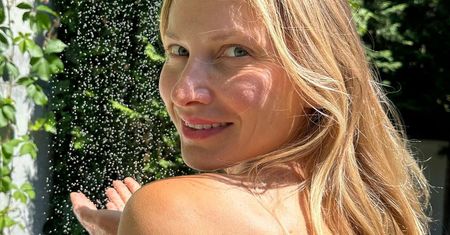 Joanna Moro pozuje topless. Zasłania się tylko chwastami
