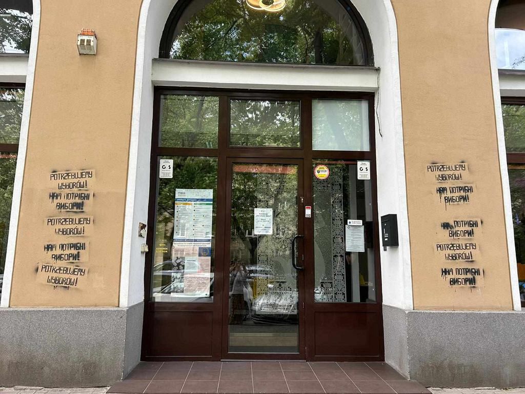 Na fasadzie Ukraińskiego Domu w Warszawie ktoś namalował hasło: "Potrzebujemy wyborów". Według Myrosławy Keryk, prezeski fundacji Rosja rozpowszechnia narrację o tym, że Ukraińcy rzekomo domagają się wyborów