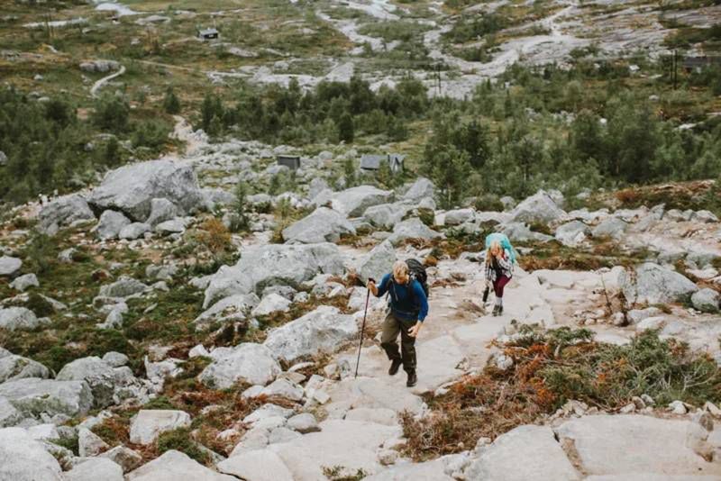 14 godzin pieszej wędrówki zaowocowało pięknymi zdjęciami ślubnymi w norweskich górach 2