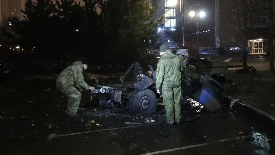 Eksplozja samochodu w centrum DonieckaDONETSK, UKRAINE - FEBRUARY 18: A view of the scene of the explosion of a car in the center of pro-Russian separatist-controlled city of Donetsk, Ukraine, February 18, 2022. Stringer / Anadolu Agency/ABACAPRESS.COMAA/ABACA