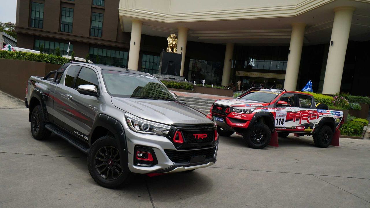 Toyota Hilux Black Rally Edition. Pickup po fabrycznym tuningu