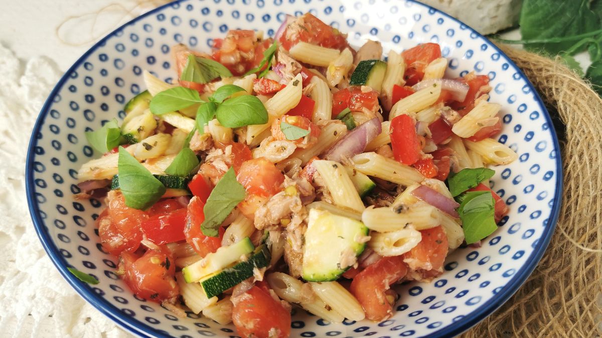 Sałatka z tuńczykiem i makaronem