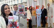 40 lat działalności ruchu Olimpiad Specjalnych Polska: Paulina Krupińska w białej marynarce, Agata Duda w błękitnym garniturze