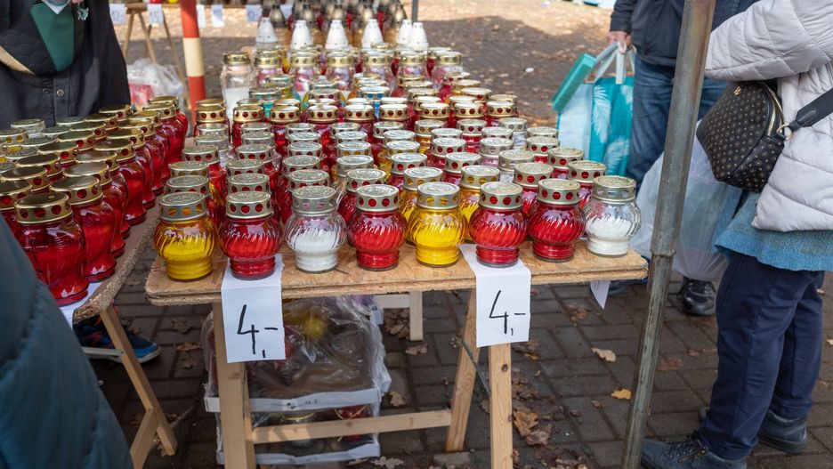 Cen zniczy różnią się w zależności od sprzedającego