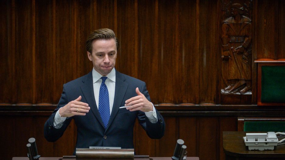 Warszawa, 12.12.2023. Poseł Konfederacji Krzysztof Bosak na sali obrad Sejmu w Warszawie, 12 bm. Premier Donald Tusk zaprezentował w Sejmie program działania oraz skład gabinetu, wraz z wnioskiem w sprawie wyboru Rady Ministrów. (amb) PAP/Marcin Obara
