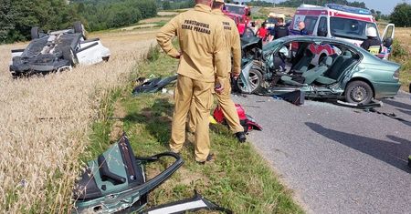 Zderzenie dwóch BMW. Nie żyje 22-latek. Są ranni