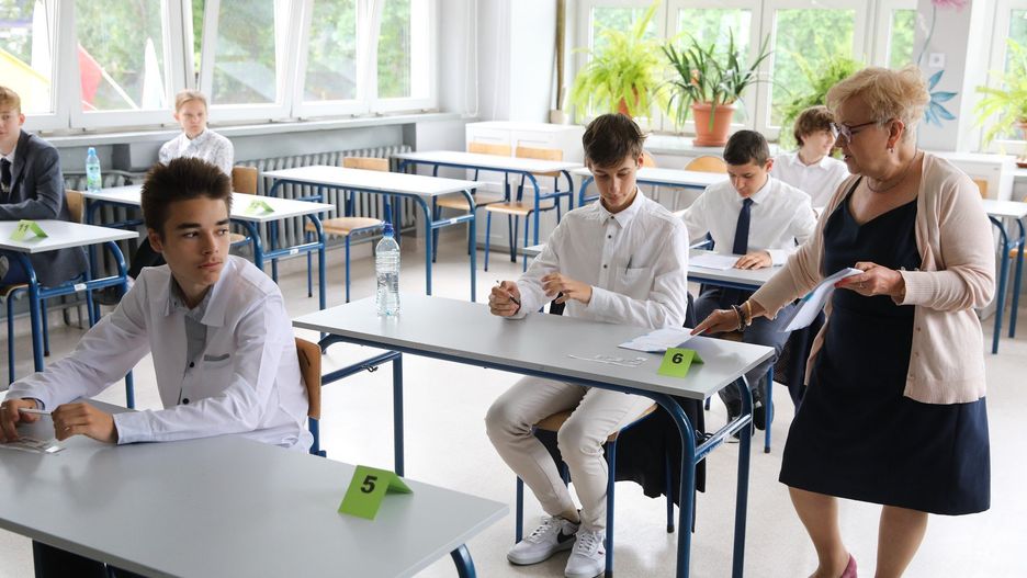Zobacz w których szkołach w województwie kujawsko-pomorskim jest najwięcej finalistów i laureatów etapu wojewódzkiego konkursu z języka niemieckiego, rosyjskiego,  hiszpańskiego, matematyki, historii i geografii 2024/25 