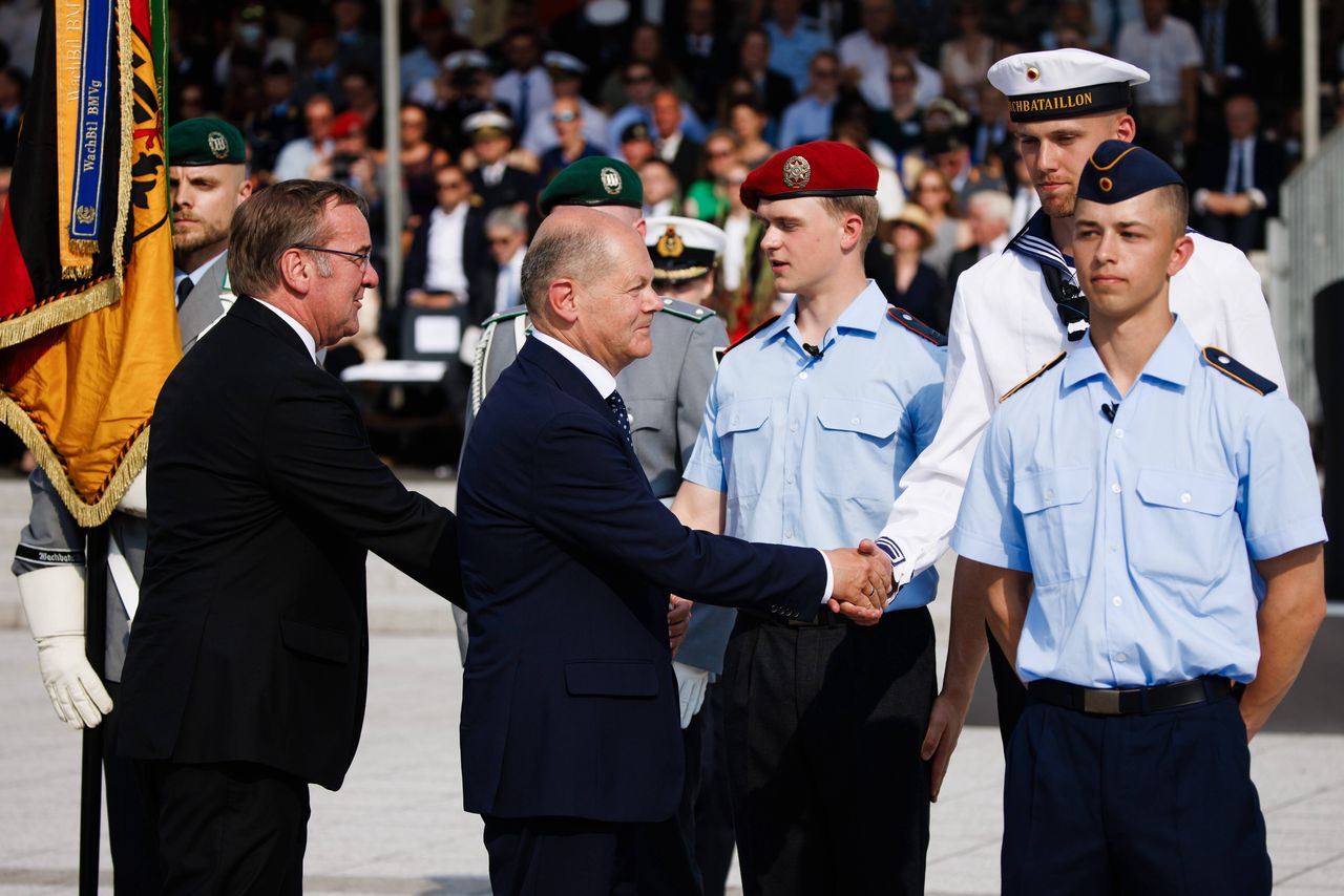 The head of the government and the Ministry of National Defence during the German parade