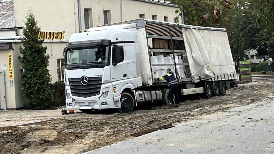 TIR utknął w błocie w samym centrum Pleszewa