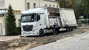 Pleszew: TIR utknął w samym centrum miasta. Wjechał na remontowany odcinek ulicy Bogusza i zakopał się w błocie