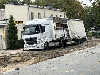 Pleszew: TIR utknął w samym centrum miasta. Wjechał na remontowany odcinek ulicy Bogusza i zakopał się w błocie