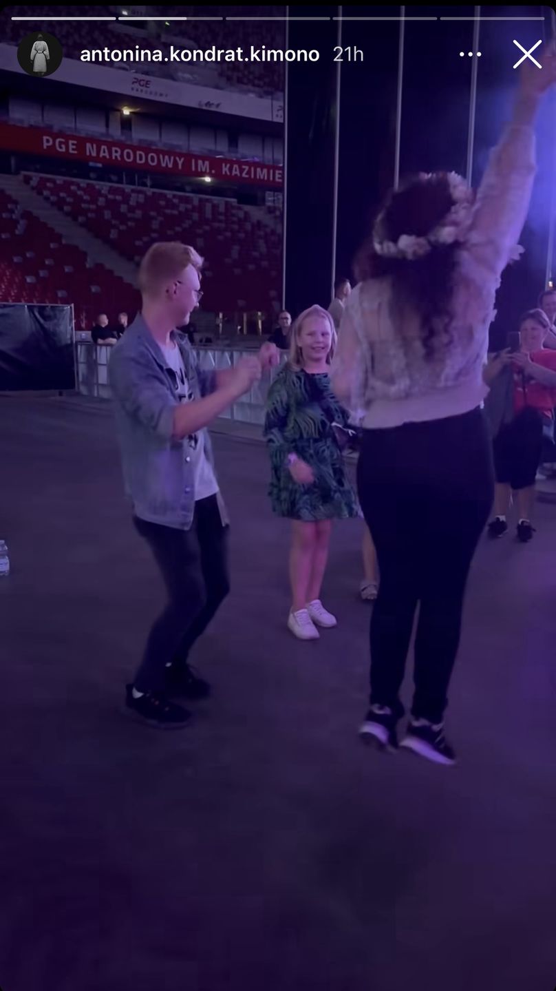 Zakochani po oświadczynach zaczęli tańczyć do "Pocałunków" Sanah