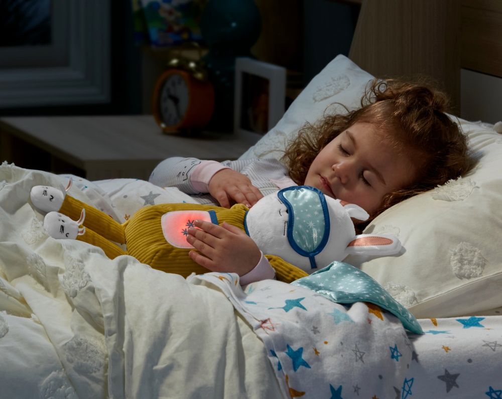 Nauka samodzielnego zasypiania może być łatwiejsza - dzięki Króliczkowi Usypiance od Fisher-Price.