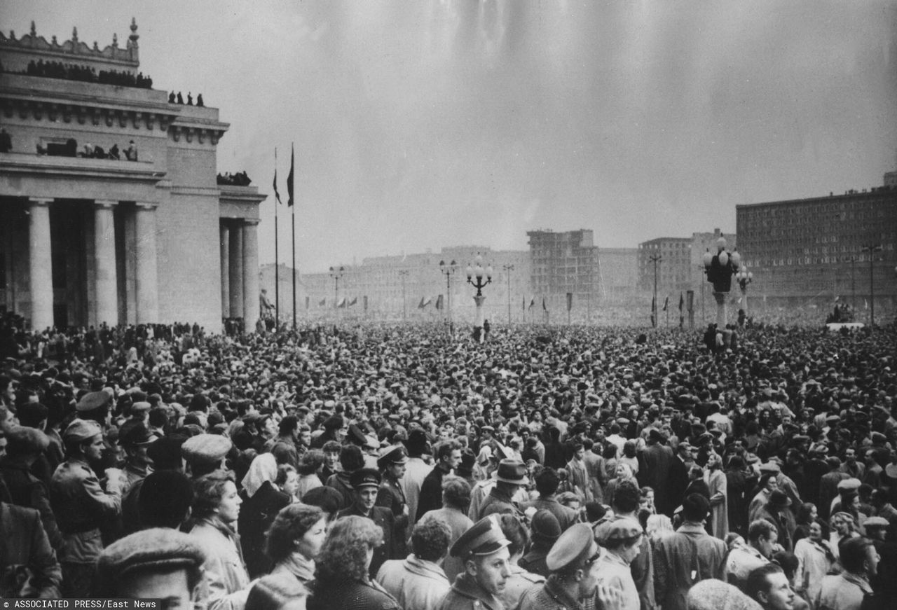 Tłumy warszawiaków na przemówieniu Gomułki w 1956 r.