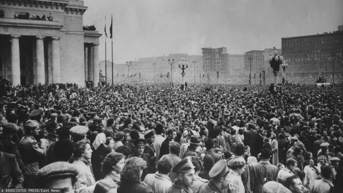 Te zdjęcia przeszły do historii. Słynne przemówienie Gomułki 1