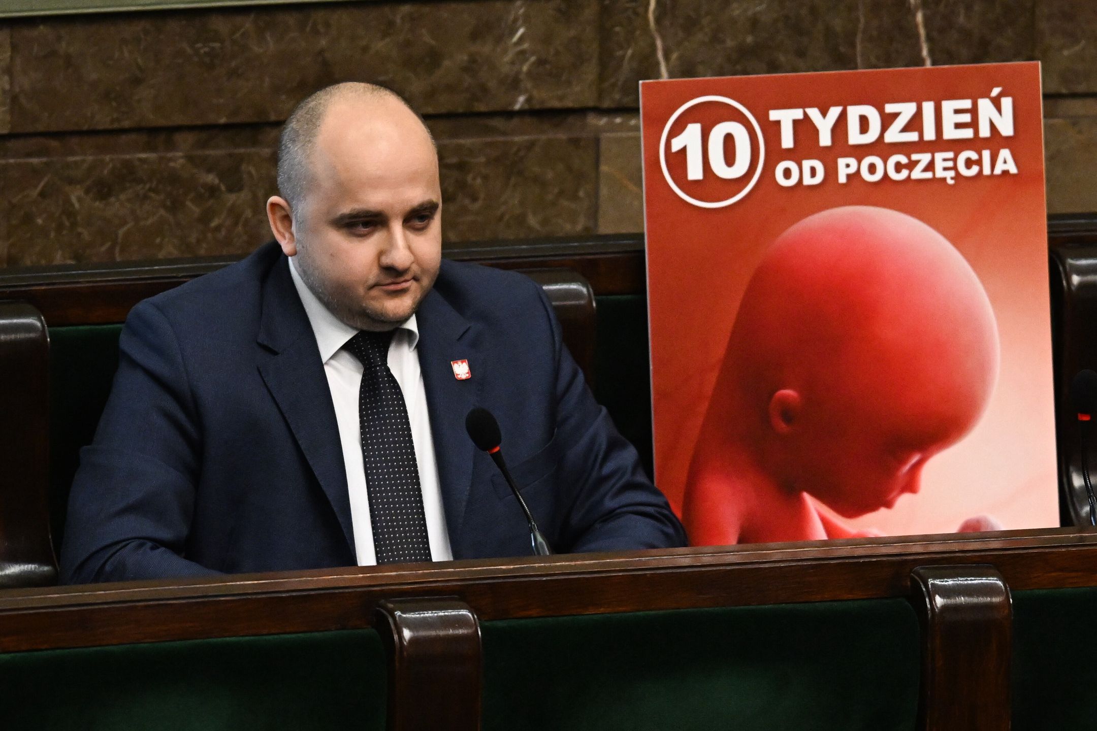 Warszawa, 11.04.2024. Poseł PiS Dariusz Matecki na sali obrad Sejmu w Warszawie, 11 bm. Sejm zajmuje się czterema projektami dotyczącymi przepisów aborcyjnych. Dwa projekty w listopadzie złożyła Lewica: jeden z nich częściowo depenalizuje aborcję i pomoc w niej, drugi umożliwia przerwanie ciąży do końca 12. tygodnia jej trwania. (aldg) PAP/Radek Pietruszka