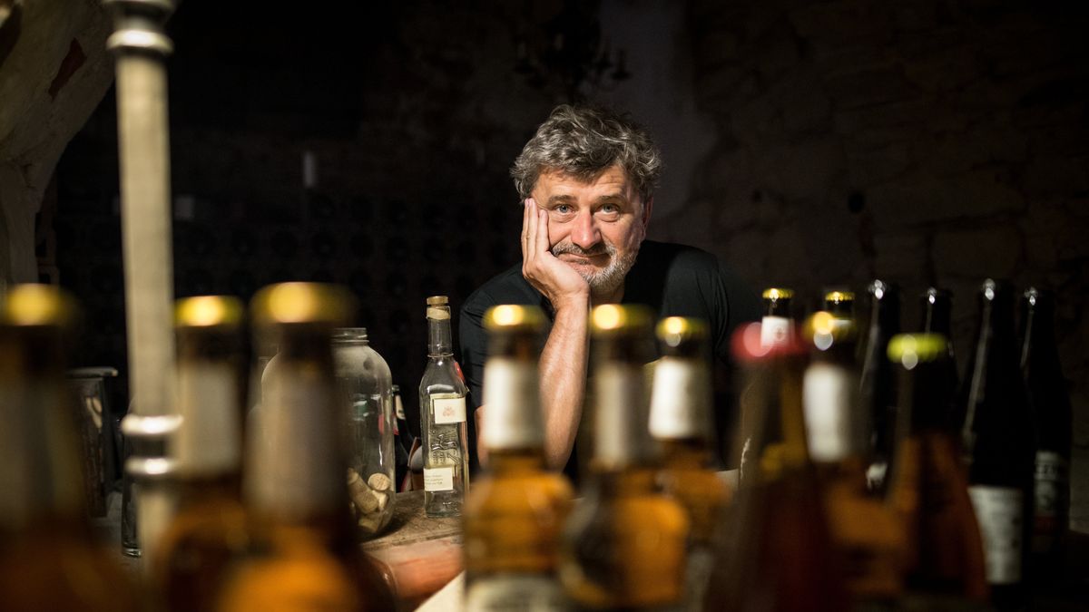 Janusz Palikot13.07.2018 Lublin . Janusz Palikot bedzie warzyl piwo . Byly polityk otwiera browar w Tenczynku , ktory odkupil od Marka Jakubiaka .Fot. Jakub Orzechowski / Agencja Wyborcza.plFot. Jakub Orzechowski / Agencja Wyborcza.pljanusz palikot, palikot, portret, wizerunek, zdjecie portretowe, polityk, polityka, biznesmen, biznes, browar, piwo, browar tenczynek