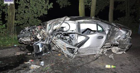 Stara Rokitnia: Uderzył w drzewa i dachował. 27-latek w ciężkim stanie (zdjęcia)