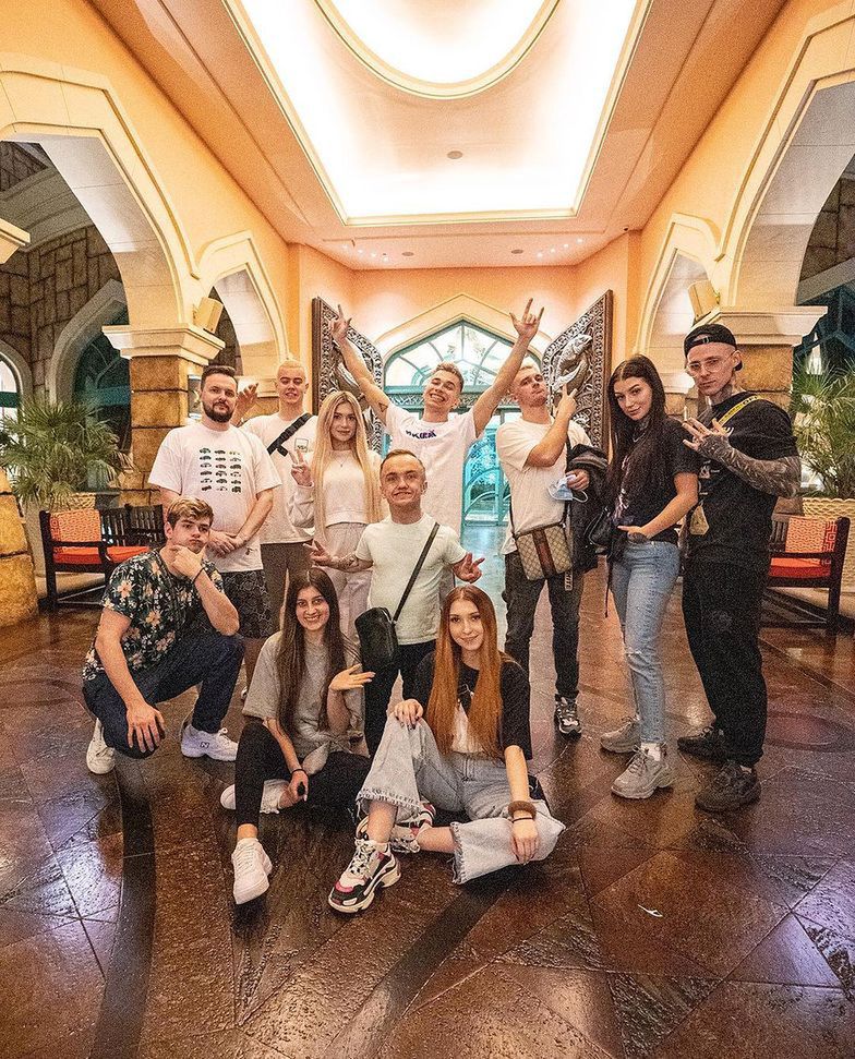Ekipa w ogniu krytyki. Czy influencerzy wyjdą z tego obronną ręką? 