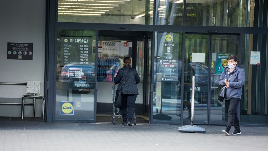 Koronawirus w Polsce. Lidl i Biedronka wydłużają godziny otwarcia sklepów