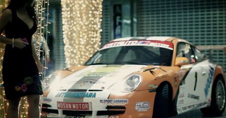 Porsche 911 w centrum handlowym, na polu bitwy i nie tylko [wideo]