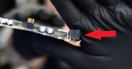 Problemy z kartami GeForce RTX 4090. Serwisant wskazuje na słaby punkt