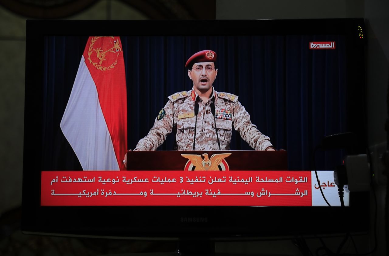 A screen displays Houthi military spokesman Yahya Sarea TV statement over fresh attacks on ships, in Sana'a, Yemen, 22 February 2024. Yemen's Houthis have conducted three missile attacks, including targeting a US destroyer in the Red Sea, the British Islander ship in the Gulf of Aden and Israel's Eilat, according to Sarea. The attacks came amid the escalation of the group's attacks on shipping lanes in the region since its designation as a terrorist group by the United States went into effect on 16 February. The US-led coalition continues to strike Houthi targets in war-torn Yemen as it seeks to degrade the Houthis' abilities to attack commercial shipping vessels amid high tensions in the Middle East. The US Department of Defense announced in December 2023 a multinational operation to safeguard trade and protect ships in the Red Sea in response to the escalation of Houthi attacks. EPA/YAHYA ARHAB Dostawca: PAP/EPA.