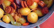 Ziemniaki duszone w białym winie z chorizo i papryką