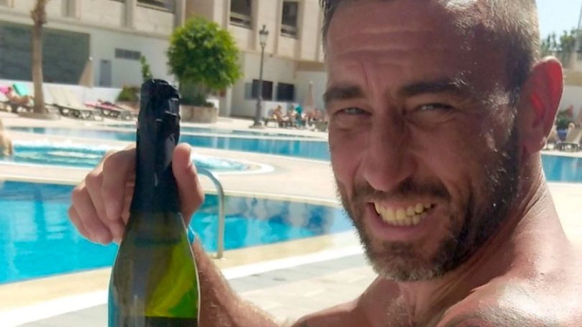 Chris Watkins pozostawał w śpiączce po tragicznym skoku do basenu