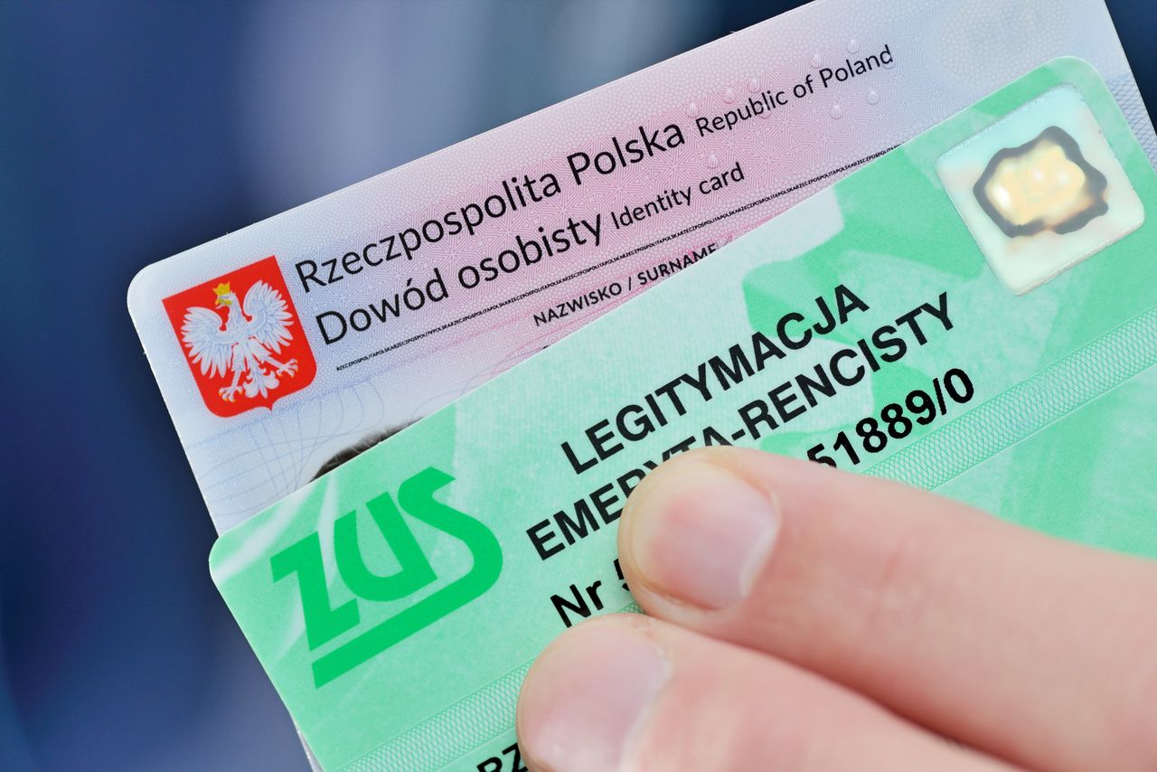 ZUS wprowadza nowy wzór legitymacji emeryta-rencisty. Zmiany też w mObywatelu