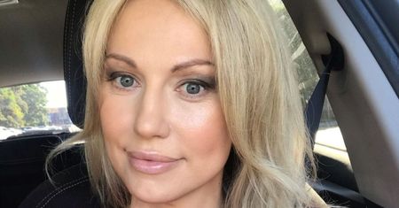 Magdalena Ogórek na Forum w Karpaczu. Uwagę zwraca nietuzinkowa torebka