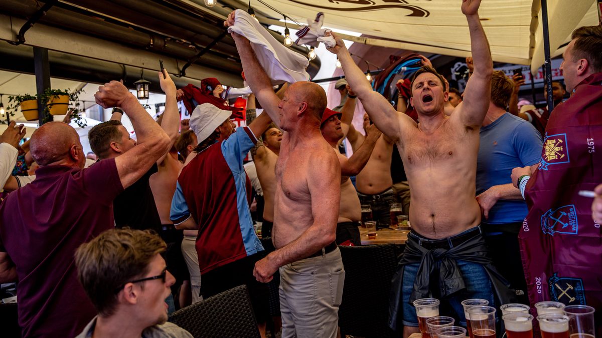 Fans of West Ham United cheer in the Old Town Square prior to the UEFA Europa Conference League final match between West Ham United and Fiorentina, in Prague, Czech Republic, 07 June 2023. EPA/MARTIN DIVISEK Dostawca: PAP/EPA.
