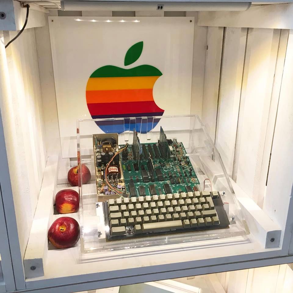 Gwiazdą tej kolekcji jest Apple IIe w przeźroczystej obudowie