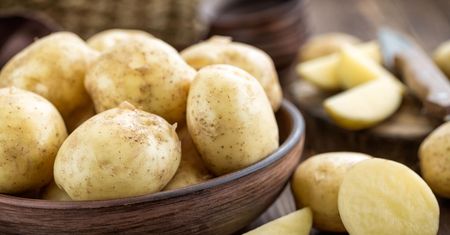 6 rzeczy, które wyczyścisz przy pomocy ziemniaków. Zobacz jakie to łatwe