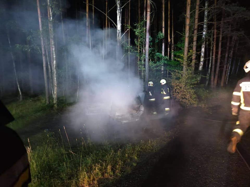 Złotów. Pożar auta w środku lasu 