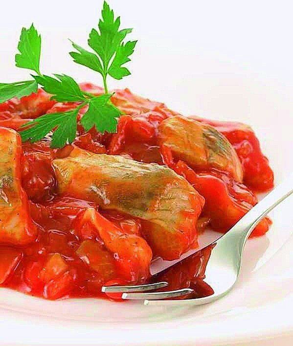 Wigilijne śledzie z ogórkami, pieczarkami i przecierem pomidorowym.